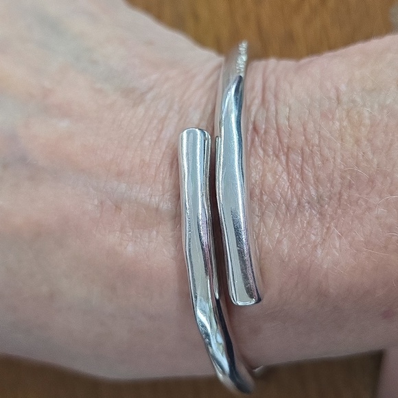 Uno de 50 Sterling Silver Plated Tublar Shaped Bracelet Hinged Bracelet - Picture 7 of 8